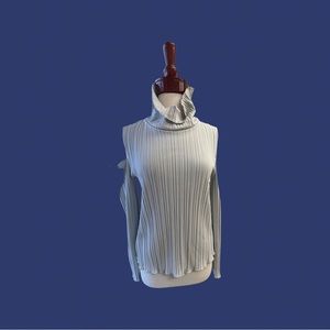 Open shoulder long sleeved shirt